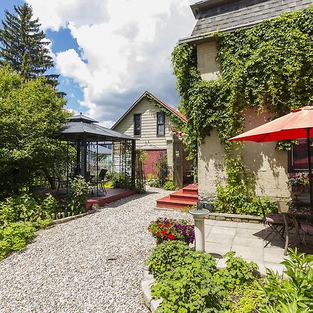 Russell Manor Bed & Breakfast Morrisburg Exterior photo