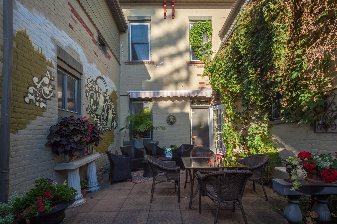 Russell Manor Bed & Breakfast Morrisburg Exterior photo