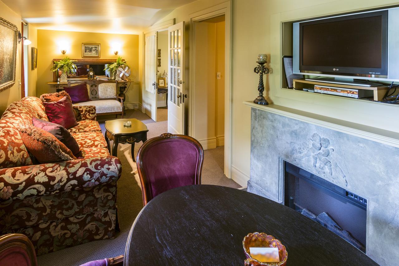 Russell Manor Bed & Breakfast Morrisburg Exterior photo
