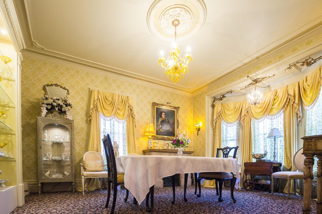 Russell Manor Bed & Breakfast Morrisburg Exterior photo