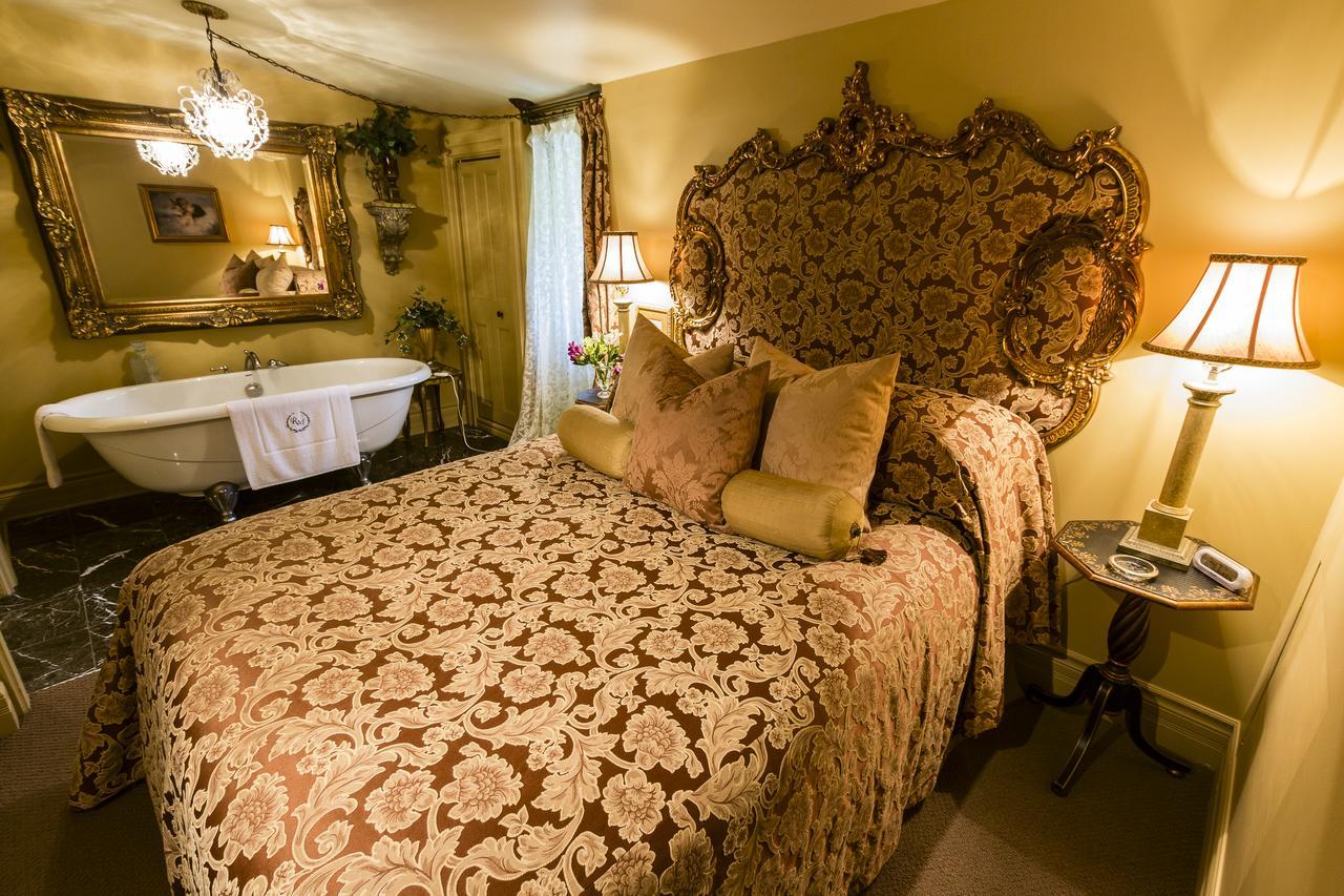 Russell Manor Bed & Breakfast Morrisburg Exterior photo